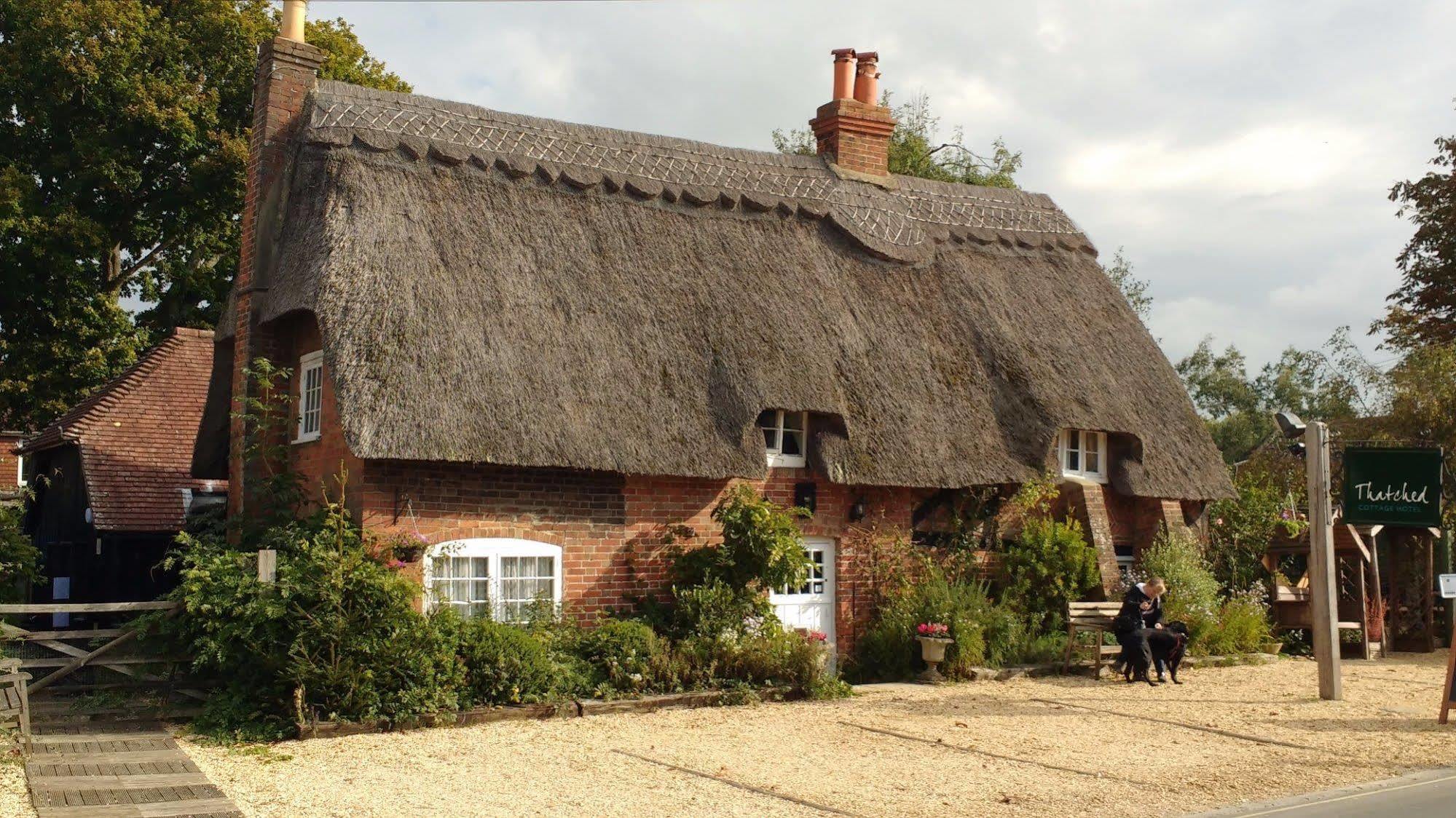Thatched Cottage Hotel Brockenhurst Buitenkant foto